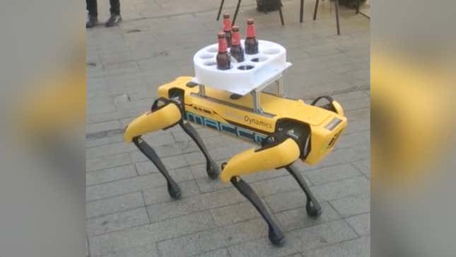 Imagen para el artículo titulado Aparece un perro robot de Boston Dynamics sirviendo cerveza en Sevilla