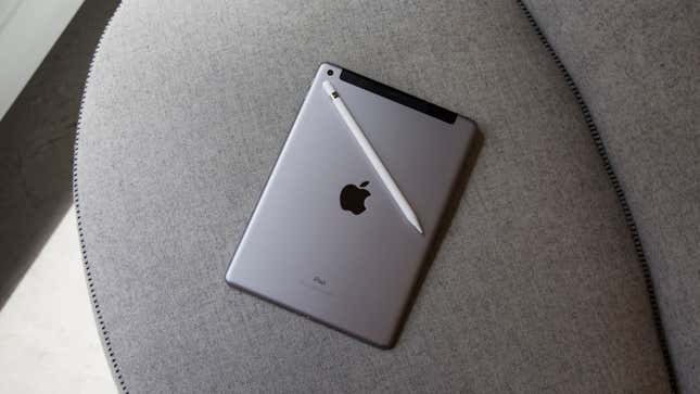 Imagen para el artículo titulado Es un mal momento para comprar un iPad, pero un buen momento para comprar un MacBook