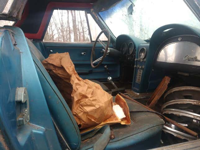 Imagen para el artículo titulado En este campo hay una flota de Ferraris abandonados desde hace una década, y no es un caso único