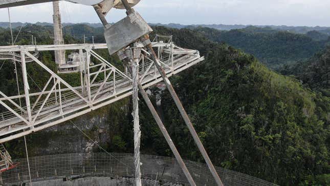 Esta foto de dron del Observatorio de Arecibo fue tomada después del 6 de noviembre, cuando un cable principal se rompió y cayó sobre el plato receptor de abajo. Observa el cable con alambres deshilachados.