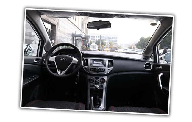 Imagen para el artículo titulado Este coche eléctrico para autoescuelas finge ser manual con una palanca de cambios falsa