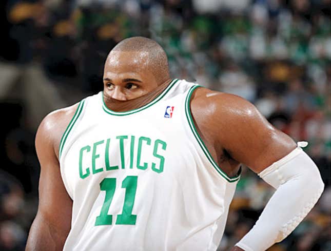 Image for article titled Startled Glen Davis Retracts Head Into Body