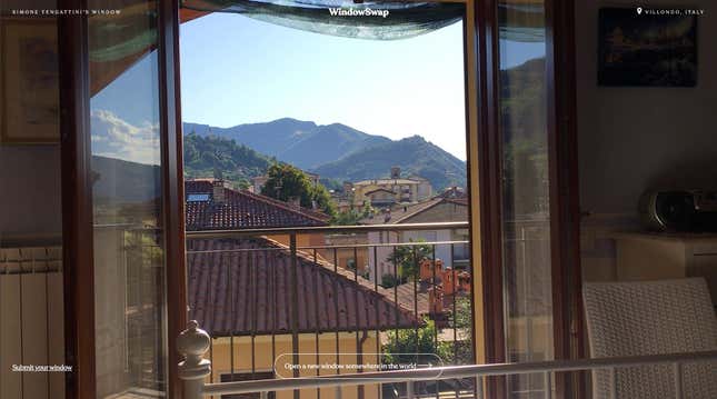 Un vistazo desde una ventana en Villongo, Italia.