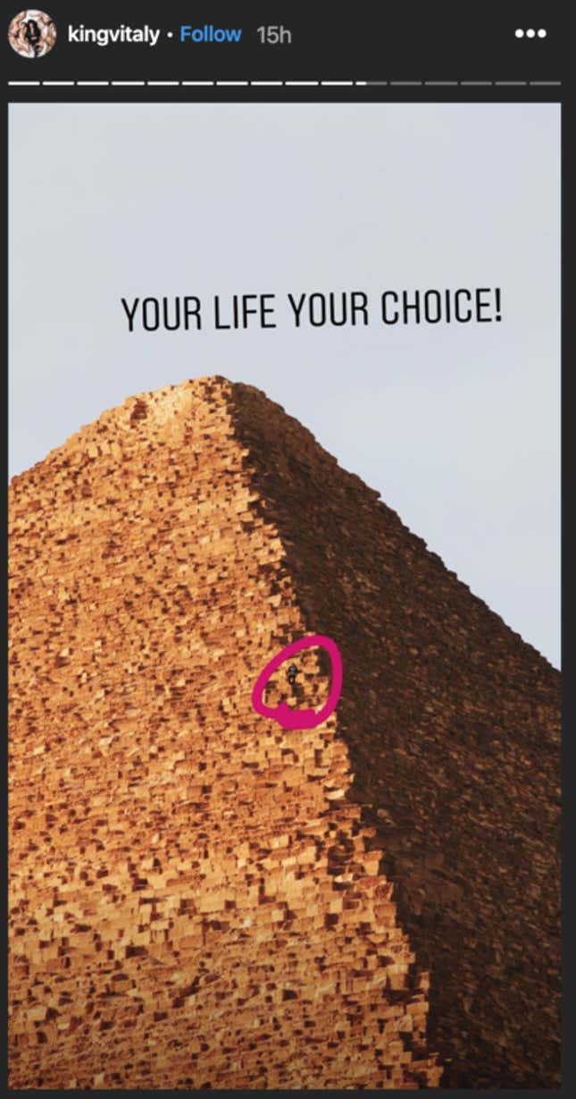 Imagen para el artículo titulado Influencer de Instagram y YouTube sube a la cima de la Gran Pirámide de Guiza al grito de "¡El miedo no existe!". Acaba en la cárcel
