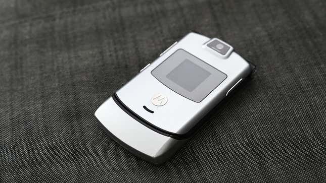 If Moto can increase the size of the rebooted Razr’s exterior screen while also living up to what we’ve seen in this leaked pic, then it might really be onto something.