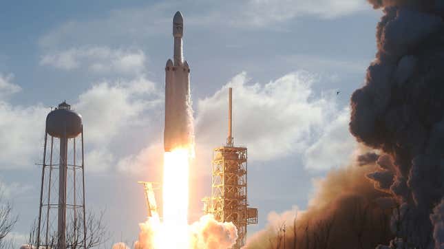 Imagen para el artículo titulado Cómo seguir en directo el &quot;lanzamiento más difícil&quot; del Falcon Heavy