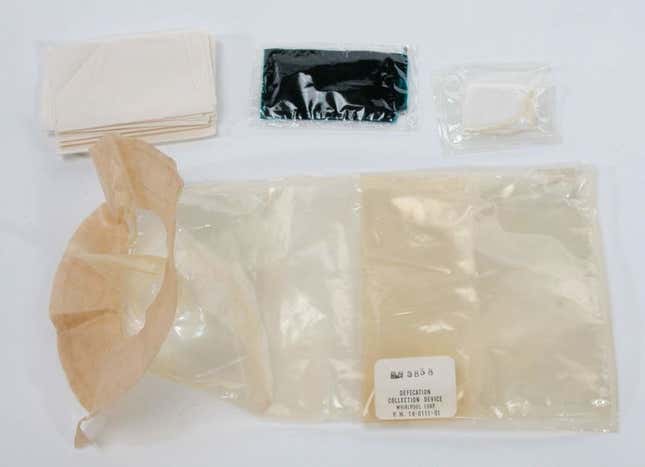 Imagen para el artículo titulado Intenté cagar como lo hacían los astronautas del Apollo 11. Fue horrible