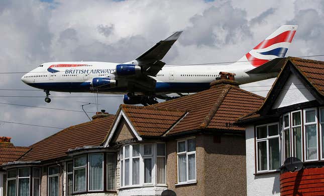 Un 747 de British airways aterrizando sobre Londres.