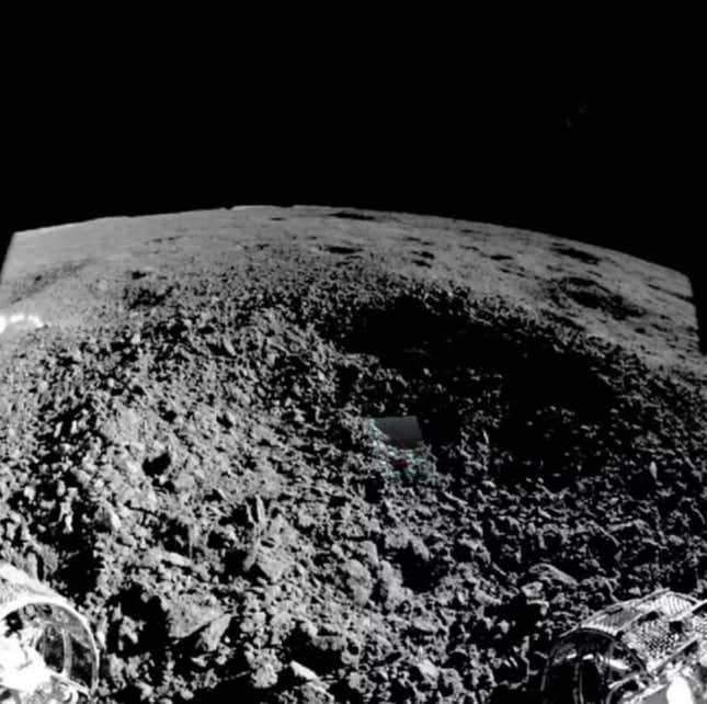 Imagen para el artículo titulado China revela nuevas imágenes de la misteriosa sustancia que el rover Yutu-2 encontró en la Luna