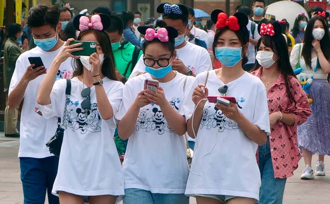 Visitantes asisten al reinicio de actividades de Disneyland en Shanghái.