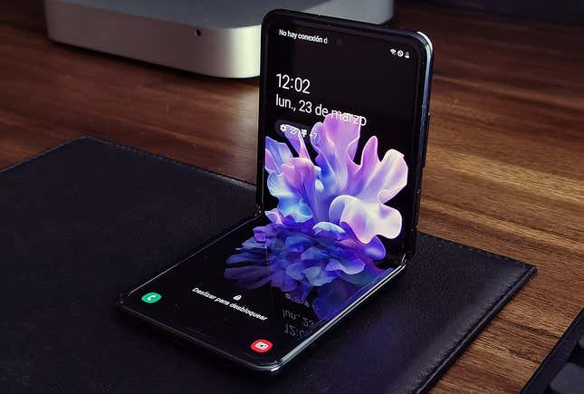 Imagen para el artículo titulado El Galaxy Z Flip es el móvil perfecto si te gusta llamar la atención y puedes vivir con sus dos inconvenientes