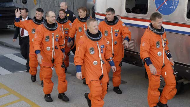Los astronautas utilizan los trajes ACES (Advanced Crew Escape Suit) durante las fases de despegue y aterrizaje.