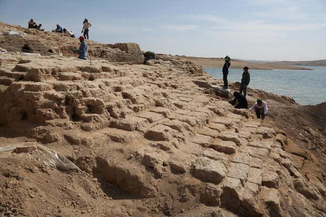 Imagen para el artículo titulado La sequía revela un palacio perdido perteneciente a una misteriosa civilización en Irak