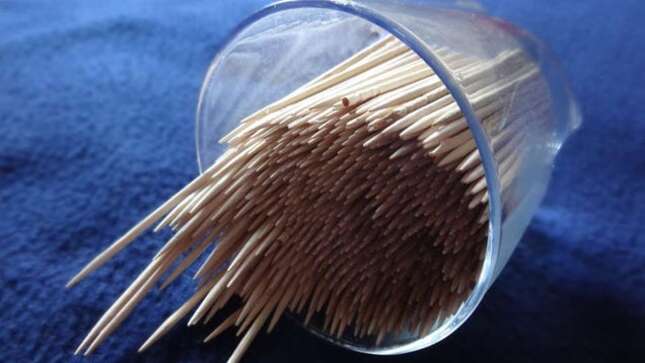 Imagen para el artículo titulado Este hombre se tragó un palillo de dientes con tan mala suerte que se atascó meses en su recto