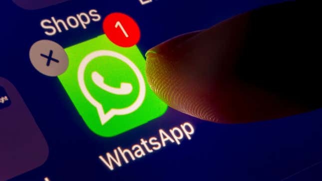 Imagen para el artículo titulado WhatsApp obliga a reenviar contenidos virales de uno en uno para luchar contra los bulos