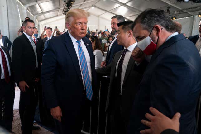 Image for article titled President Trump Ditches Mask as U.S. Death Toll Surpasses 150,000