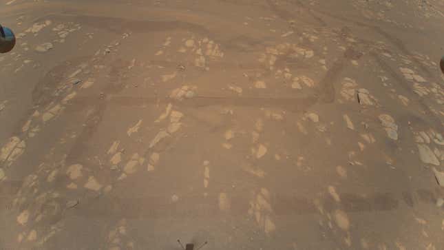 Esta es la primera imagen en color de la superficie marciana tomada por un vehículo aéreo mientras estaba en el aire. El helicóptero Ingenuity Mars lo capturó con su cámara a color durante su segunda prueba de vuelo exitosa el 22 de abril de 2021.