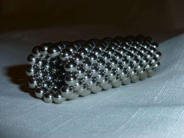 Imagen para el artículo titulado Un niño acude a urgencias con dolor de estómago y le encuentran 70 bolas magnéticas en el pene