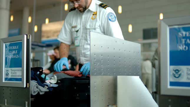 Imagen para el artículo titulado Qué pasa con los artículos que son confiscados en el control de seguridad de un aeropuerto