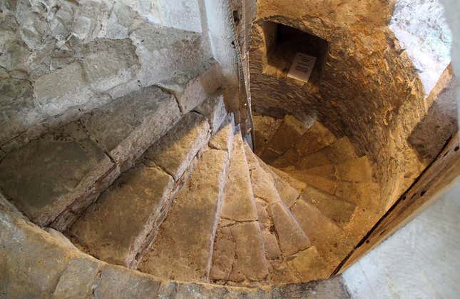 Imagen para el artículo titulado Por qué las escaleras en espiral de los castillos están construidas en el sentido de las agujas del reloj