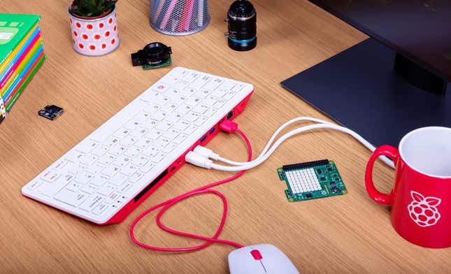 Imagen para el artículo titulado El Raspberry Pi 400 es un teclado que incluye un ordenador completo en su interior