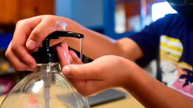 Por favor, no pongas alcohol en gel en tus ojos