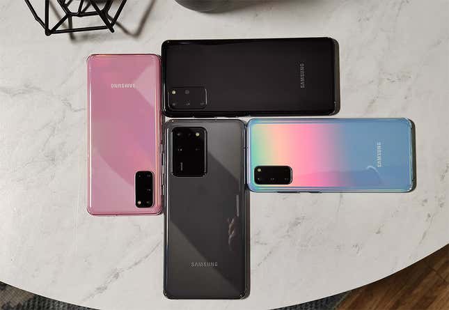 El Galaxy S20 (en rosa y azul) junto al S20+ (negro) y el S20 Ultra (gris).
