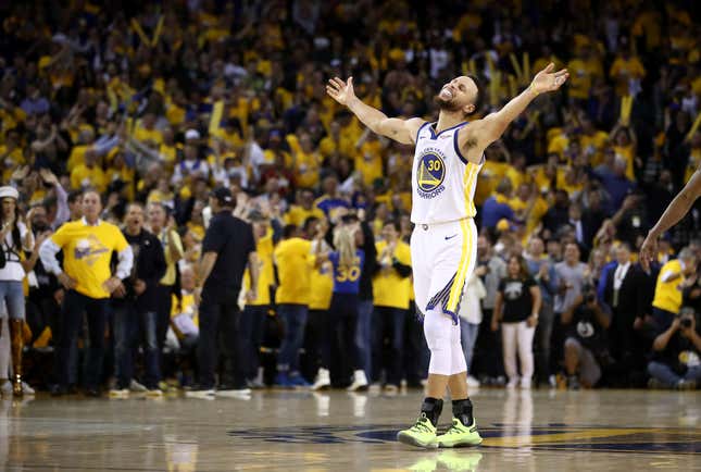 Image for article titled Steph Curry Moonwalks Past Wilt Chamberlain to Become Golden State Warriors&#39; All-Time Scorer
