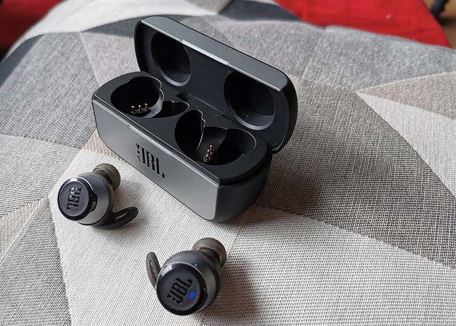 Imagen para el artículo titulado JBL Reflect Flow: lo más cerca que vas a estar de la cancelación de ruido activa en auriculares deportivos
