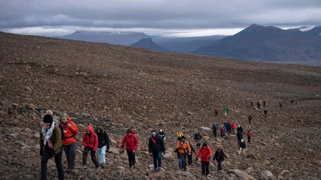 Los asistentes van llegando al lugar de la ceremonia que tuvo lugar el 18 de agosto por la muerte del glaciar Okjökull .
Foto: Felipe Dana (AP)