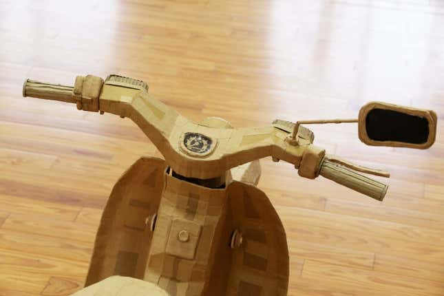 Image for article titled Japanese Engineering Students Built A Perfectly Faithful Honda C100 Super Cub Replica Out Of Cardboard