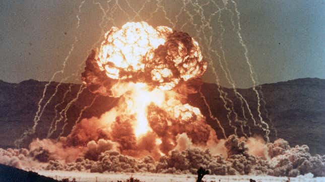 Imagen para el artículo titulado Cómo un físico logró encender un cigarro con la explosión de una bomba nuclear