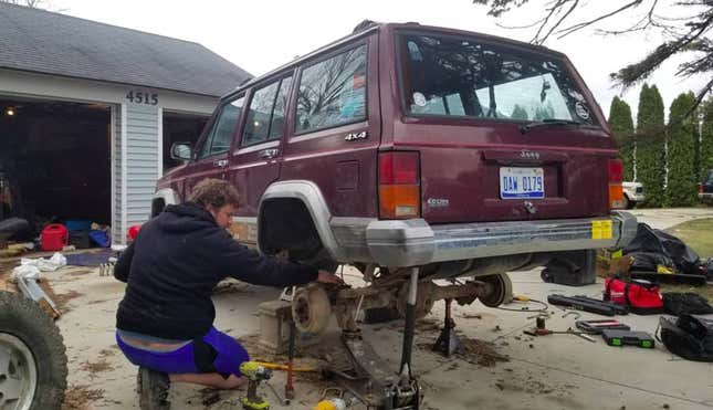 Image for article titled Why I&#39;m Replacing My Jeep&#39;s Expensive Lift Kit With A $120 One From The Junkyard