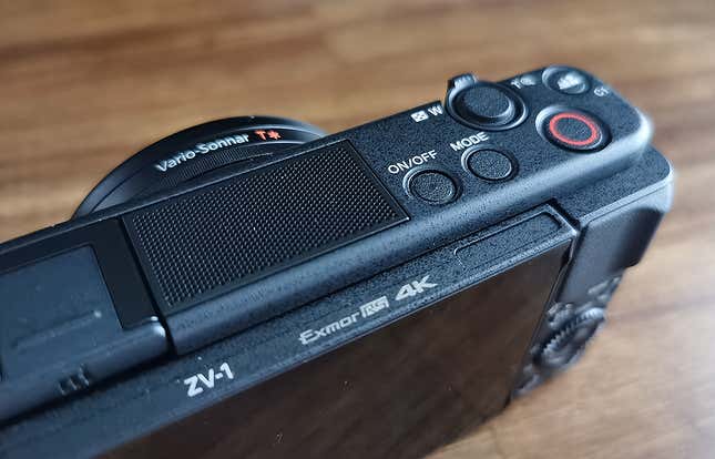 La rejilla que oculta los tres micrófonos intregrados de la Sony ZV1