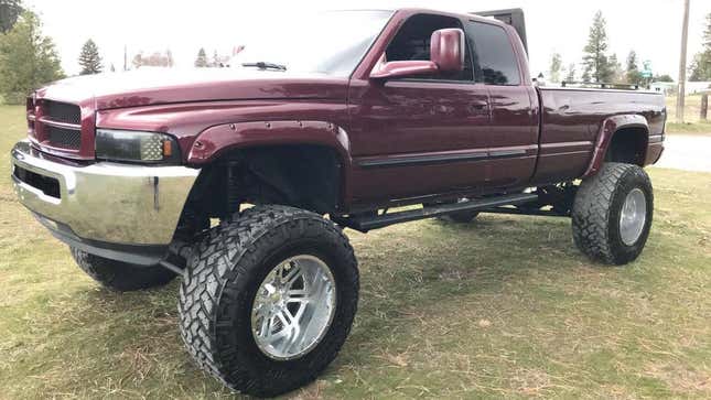 Image for article titled At $20,000, Is It High Time Someone Buys This Extremely Tall 2001 Dodge Ram 2500 Diesel?
