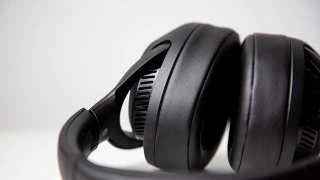 Imagen para el artículo titulado Los auriculares con cancelación de ruido más baratos de Sony están hechos para triunfar