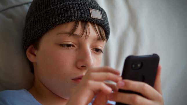 Image for article titled When Should Your Kid Get Their First Cell Phone?