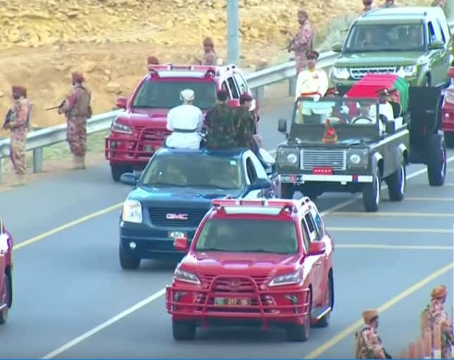 Imagen para el artículo titulado La procesión fúnebre del Sultán de Omán mostró una flota de SUVs impresionantes