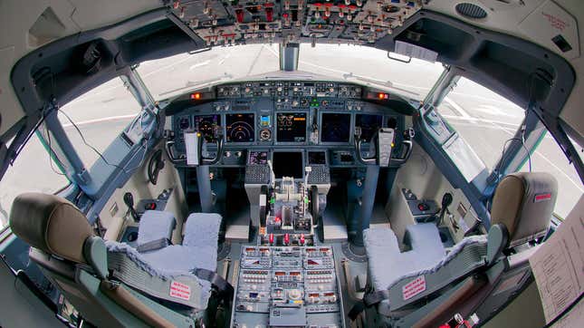 Imagen para el artículo titulado Usar el teléfono en un avión puede ser realmente peligroso si viajas en ciertos modelos de Boeing