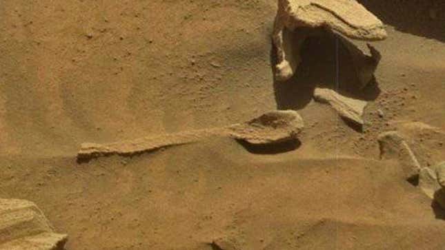 An apparent “spoon” on Mars. 