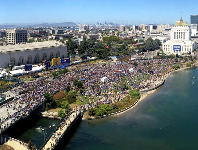 Image for article titled Kevin Durant Cuts Through 400,000-Strong Parade Crowd For Easy Layup