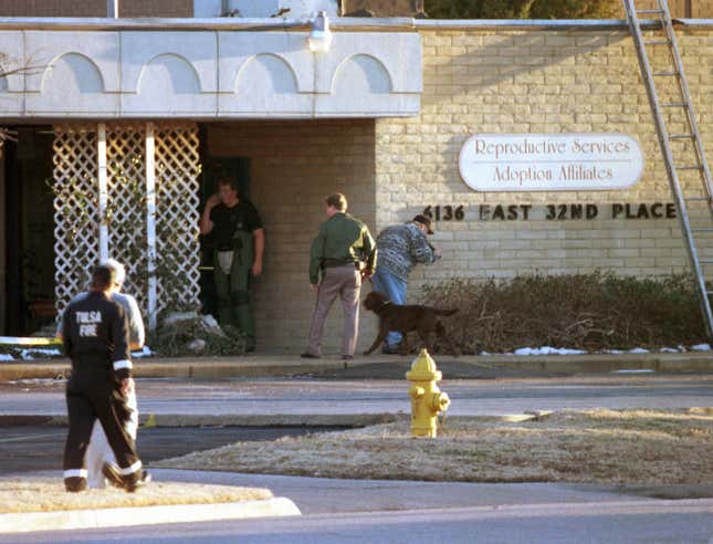 A bomb squad inspects a clinic in Tulsa after the clinic was struck twice, 1997, AP