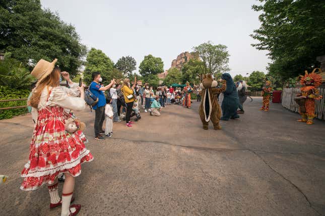 Imagen para el artículo titulado Un paseo en imágenes por la Disneylandia de la nueva normalidad tras el coronavirus