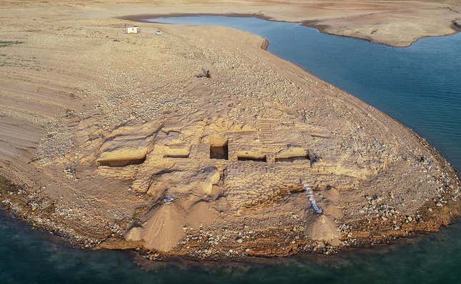 Imagen para el artículo titulado La sequía revela un palacio perdido perteneciente a una misteriosa civilización en Irak