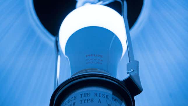 Las Phillips Hue son más caras que otras marcas, pero son bastante fiables y actualizan sus funciones con el tiempo.
Foto: Andrew Liszewski (Gizmodo)