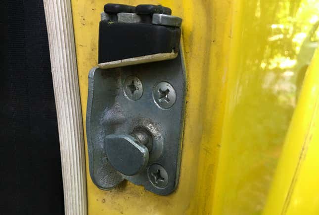 Image for article titled This Is Why You Can't Unlock A Car Door If Someone Is Trying To Open It At The Same Time