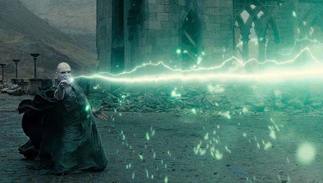 Imagen para el artículo titulado Ralph Fiennes revela el truco que usaba para sujetar la varita de Voldemort de esa manera tan extraña