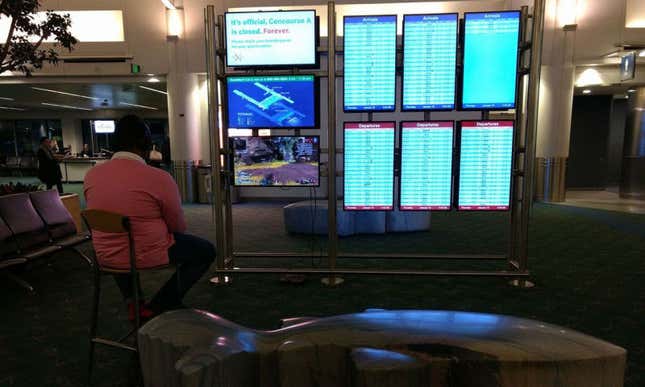Imagen para el artículo titulado Conecta su PS4 a una pantalla del aeropuerto para jugar a Apex Legends mientras espera su vuelo