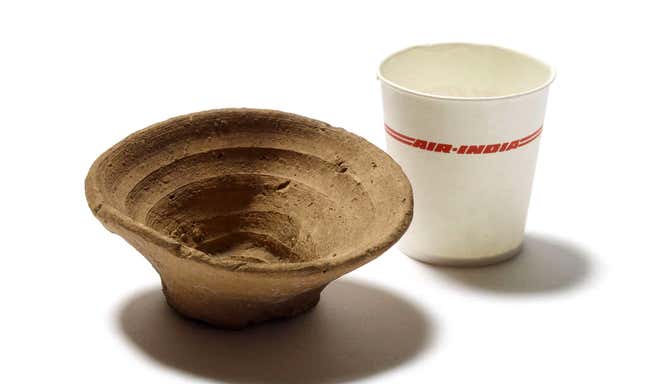 Imagen para el artículo titulado Esta copa es el vaso desechable más antiguo conocido. Tiene más de 3.600 años