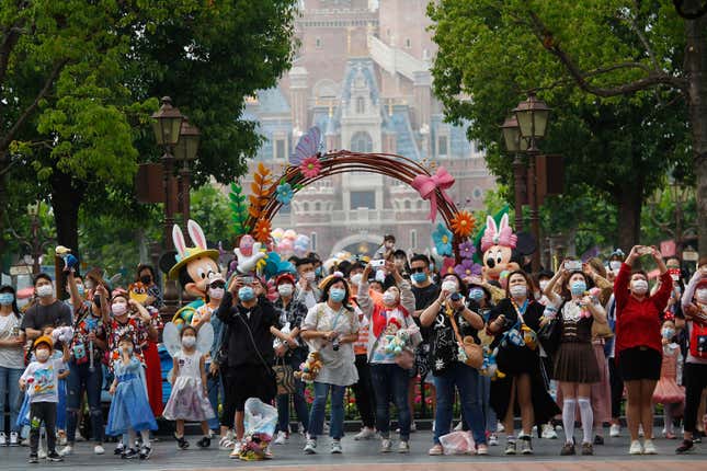 Imagen para el artículo titulado Un paseo en imágenes por la Disneylandia de la nueva normalidad tras el coronavirus